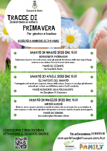 locandina informativa con fotografia prato e piedini di bambini sdraiati in mezzo alle margherite
