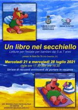 locandina evento con disegno animale maialino animato che va in spiaggia con il costume occhiali da sole e secchiello e prende il sole