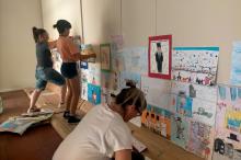 vetrina con allestimento in itinere disegni scuole maschera Tasi