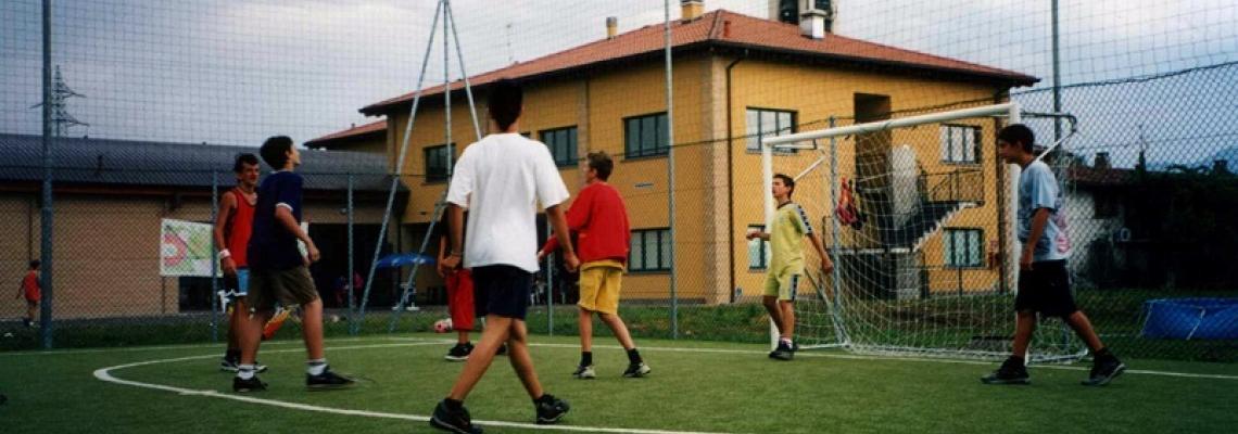 ragazzini che giocano a calcio 
