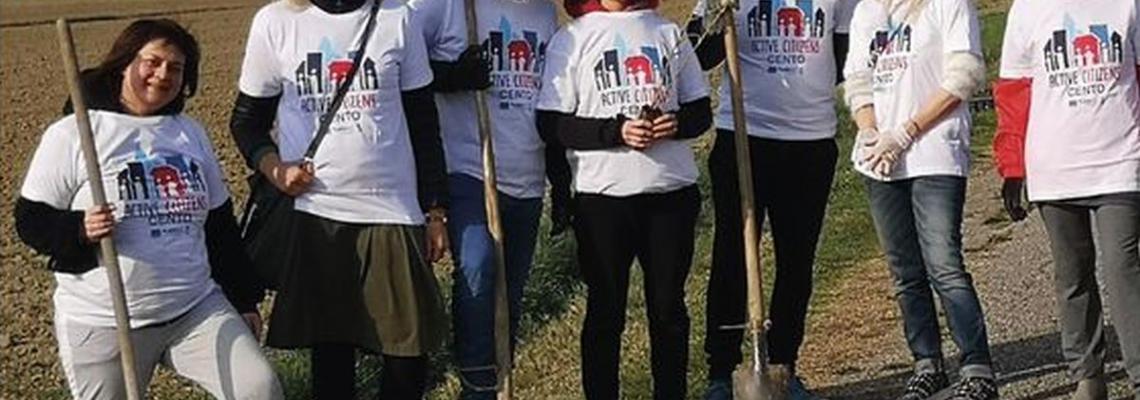 volontari con maglietta di Active Citizens che piantumano le aree verdi 