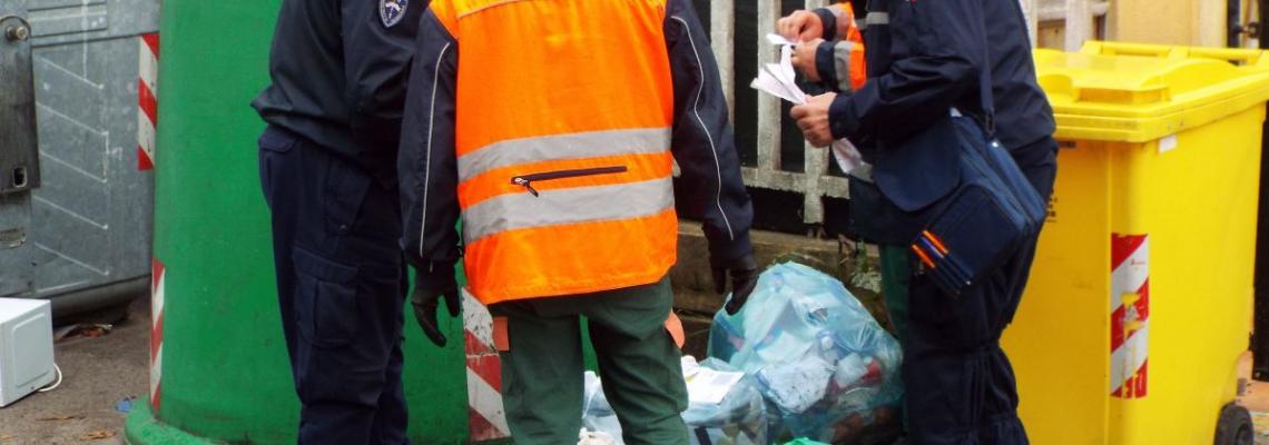 controlli di rifiuti abbandonati in isola ecologica
