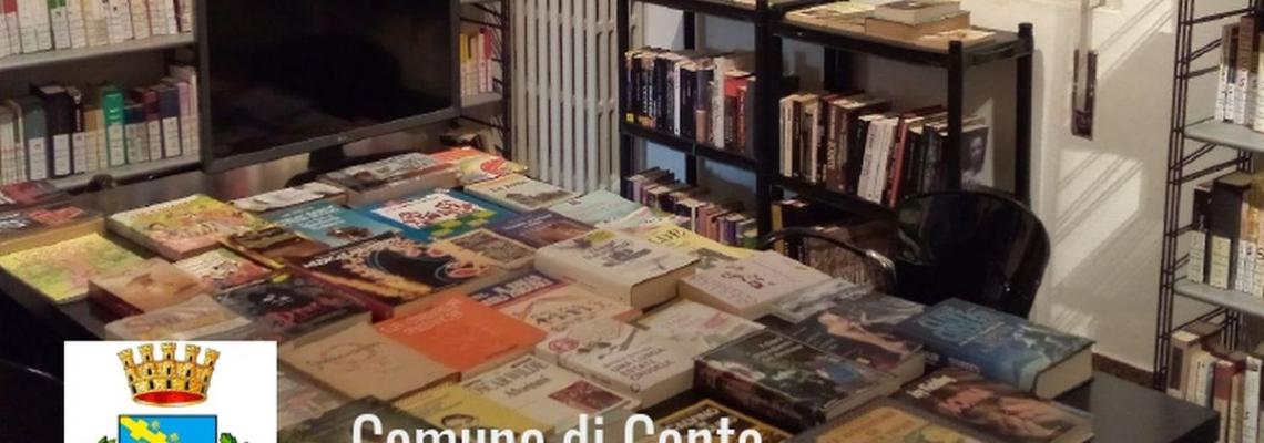 interni biblioteca di Renazzo con scaffali libri