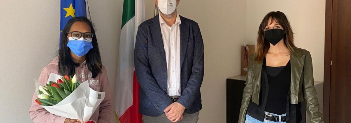 Aruna Rossi, accompagnata da Ilaira Bovina referente del servizio comunale coinvolto, riceve i fiori nella sede comunale dal Sindaco 