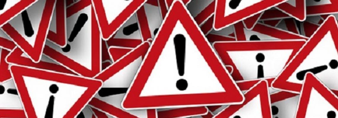 cartelli stradali triangolari rossi avviso con punto esclamativo