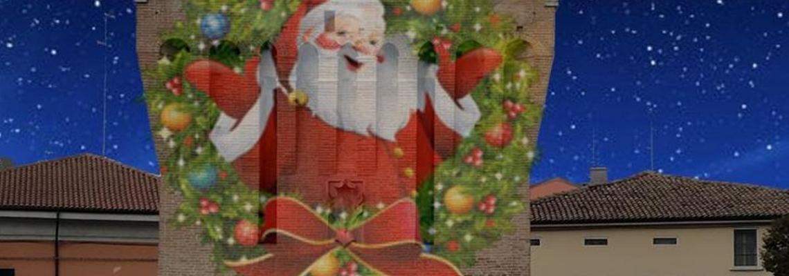 babbo natale proiettato su Porta Pieve