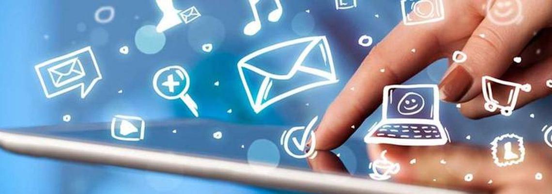 Dito che clicca su dispositivi informatici
