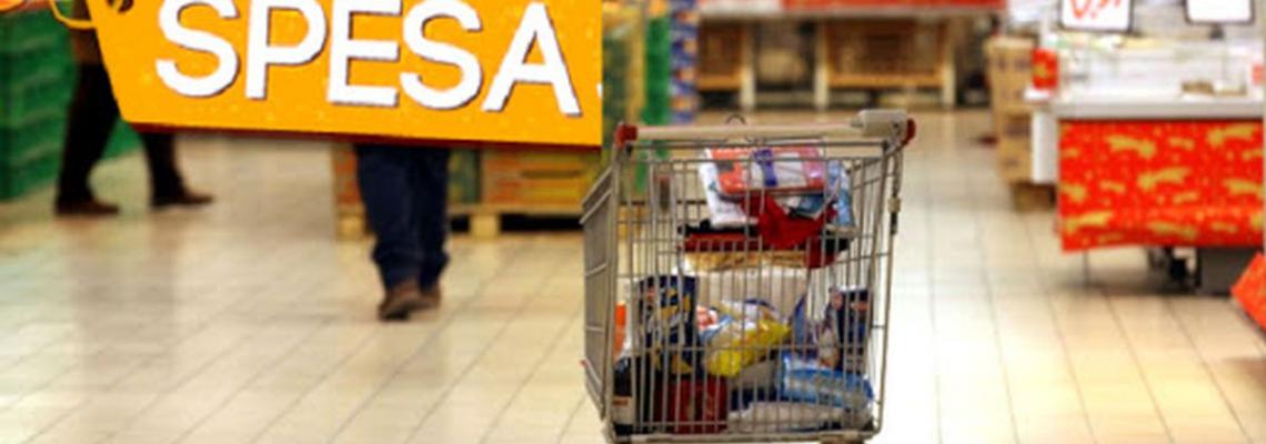 carrello con spesa nel supermercato e scritta Buono Spesa