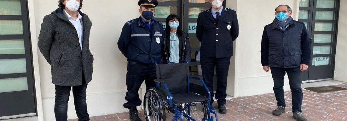 carrozzina per disabili donata da Agriambiente al Comune davanti alla sede della Polizia Locale