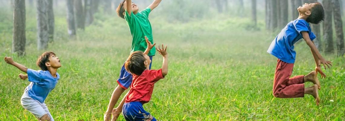 Bambini che giocano all'aperto