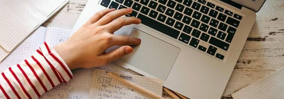 bambino al tavolo con pc e compiti