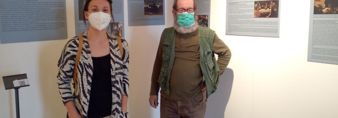 Silvia Bidoli e Andrea Galli davanti all'esposizione delle opere