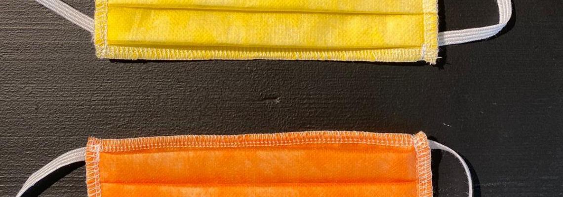due mascherine per bambini di colore giallo e arancione
