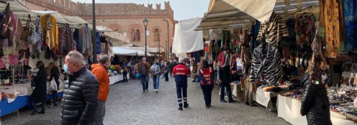 persone al mercato di Cento del giovedì con mascherine