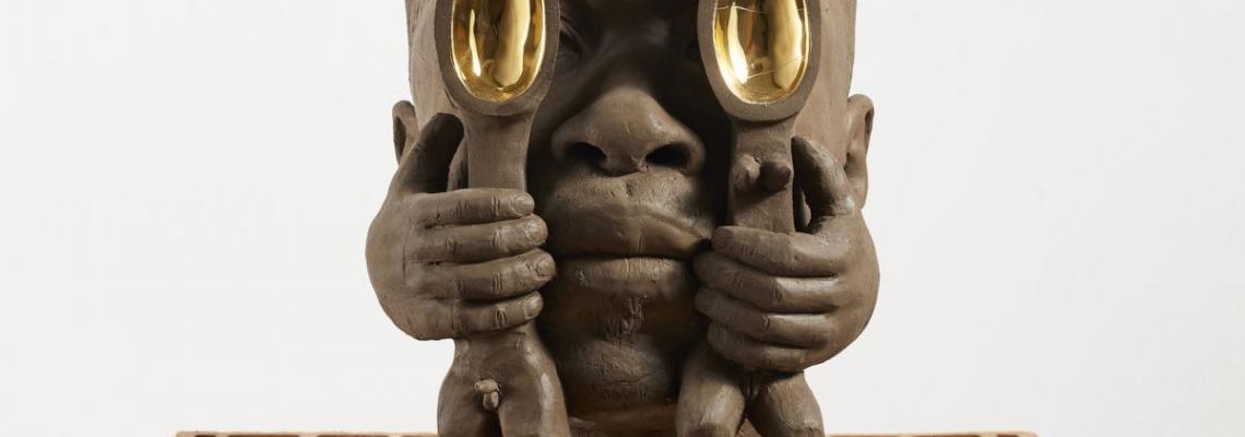 opera dell'artista "La graine qui germe", terracotta e oro, 2022