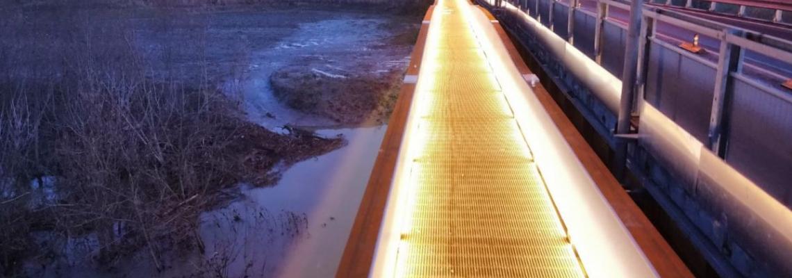nuova passerella ciclopedonale illuminata di sera sul Ponte Vecchio