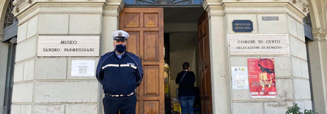Delegazione di Renazzo con agente municipale davanti
