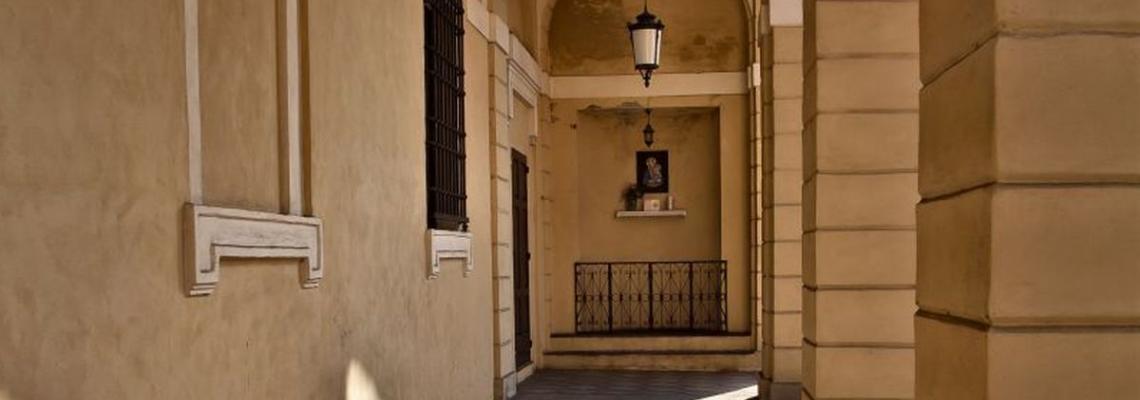 portici via Ugo Bassi vicino a San Biagio 