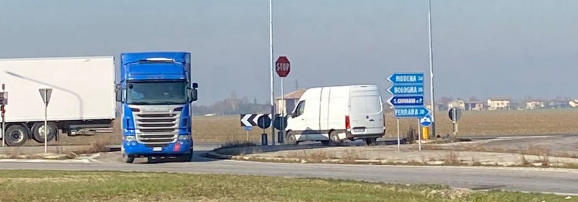 rotonda di via del Curato con automezzi in transito
