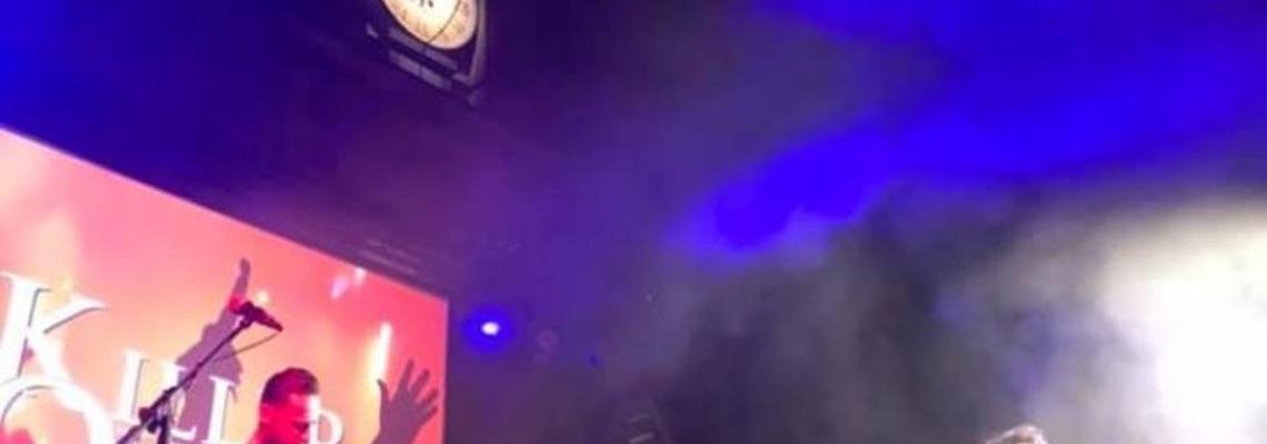 manifestazione musicale in piazza Cento sul palco sotto all'orologio Palazzo del Governatore